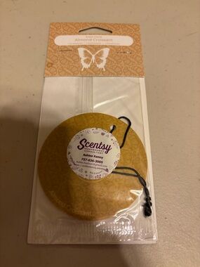 Scentsy Almond Croissant Scent Circle - Amber Yellow Design